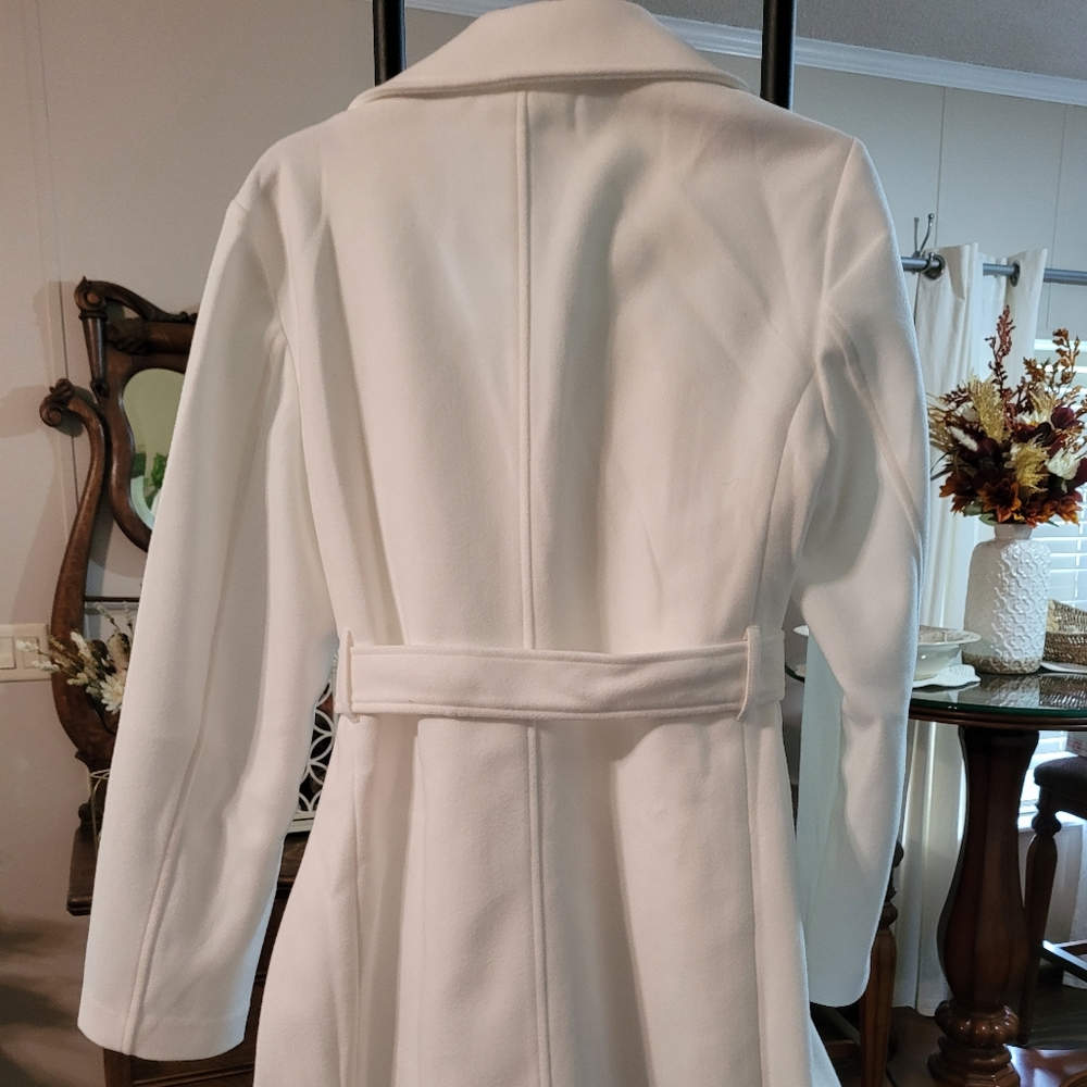 Gorgeous Winter White Coat - Picture 2 of 6